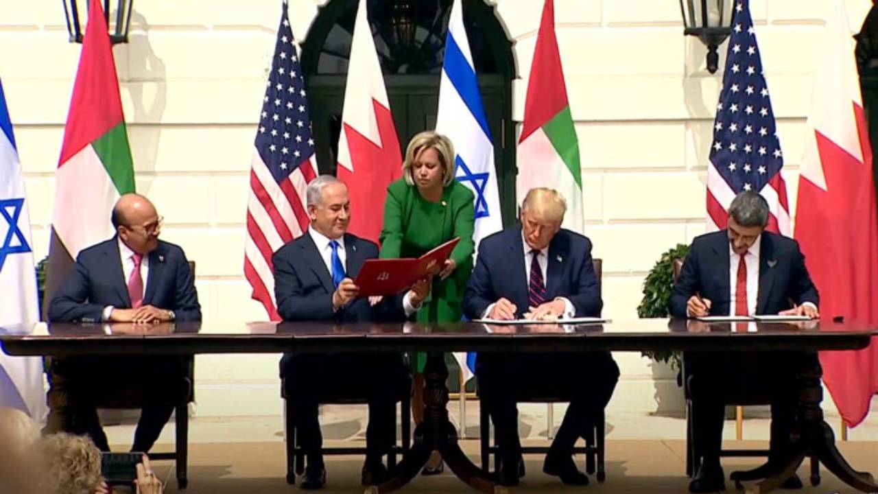 فيديو يوثق لحظة توقيع اتفاقية السلام بين الإمارات والبحرين وإسرائيل