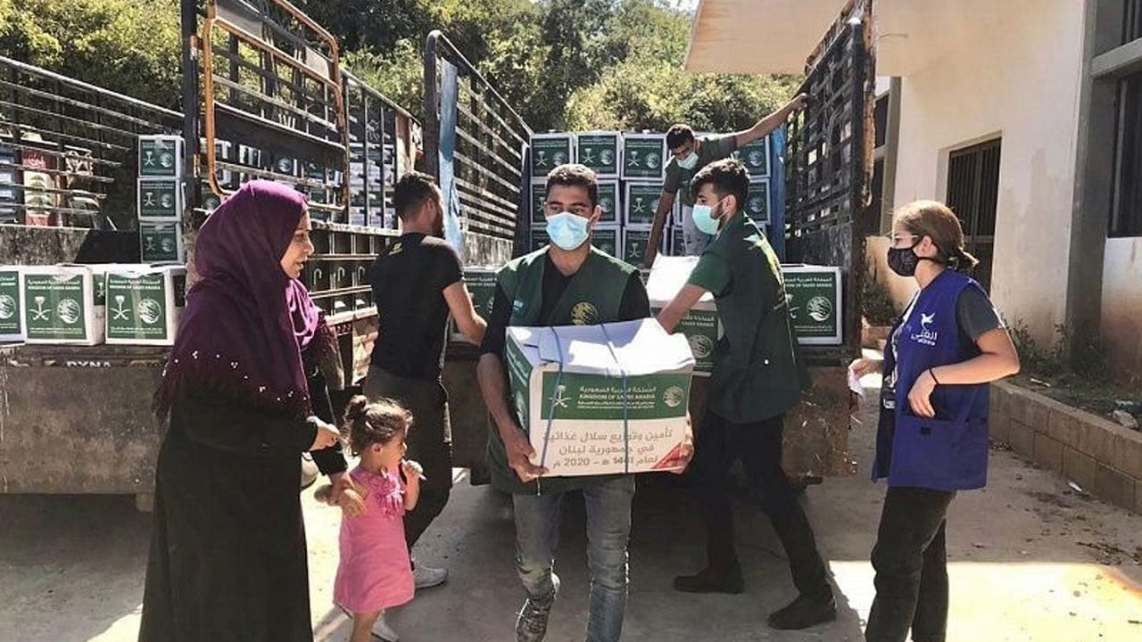 بالصور.. 128 طنّ مساعدات غذائية سعودية للأسر الأكثر احتياجًا في لبنان