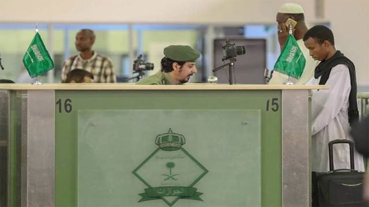 هل يمكن تحويل «تأشيرة الخروج والعودة» إلى نهائية من خارج المملكة؟.. «الجوازات» توضح