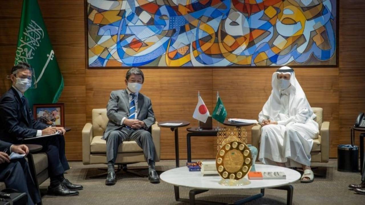 وزير الطاقة يبحث أهمية استقرار الأسواق العالمية للبترول مع وزير خارجية اليابان
