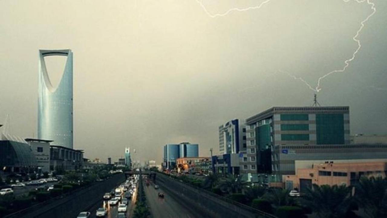 طقس الأحد.. أجواء غائمة وسحب رعدية ممطرة على 5 مناطق.. ورفحاء الأعلى حرارة