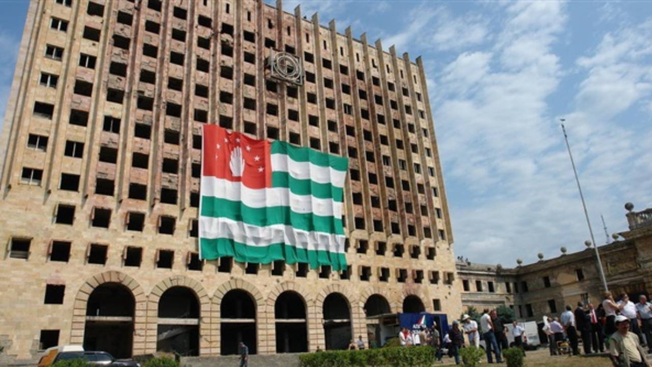 أبخازيا.. تمد الجسور مع بشار الأسد .. وتحظى باعتراف 5  دول