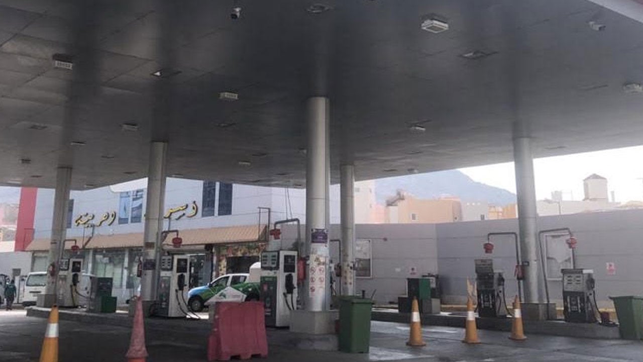 بالصور.. ضبط وكر لتصنيع وترويج الخمور بمكة.. وغلق محطة وقود مخالفة
