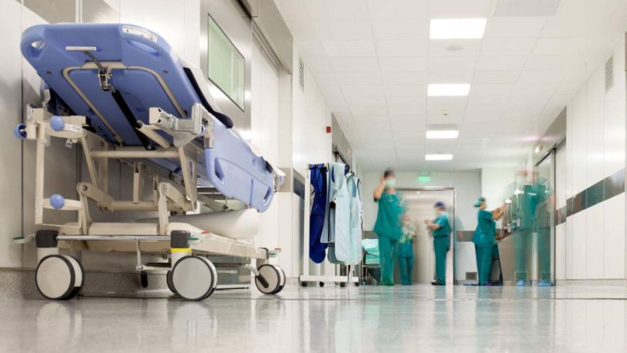 ثلاثيني حاول تنظيف سلاحه فأصيب بطلقة في الصدر بالباحة