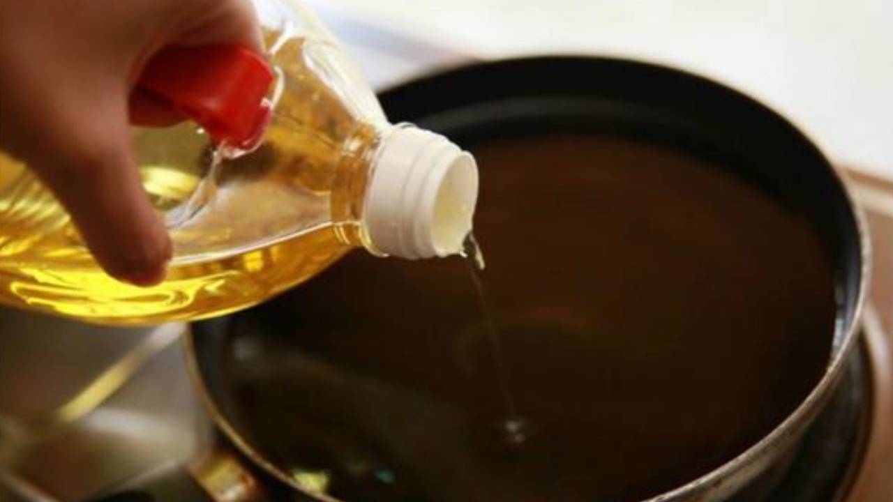 بالفيديو.. 6 نصائح من «الغذاء والدواء» لاستخدام زيت القلي بطريقة صحيحة