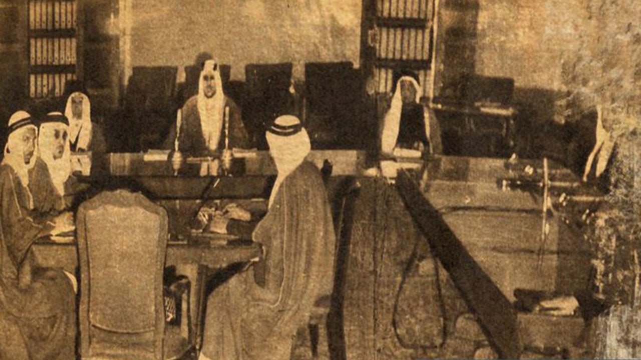 صورة توثِّق أول مجلس وزراء سعودي قبل 67 سنة