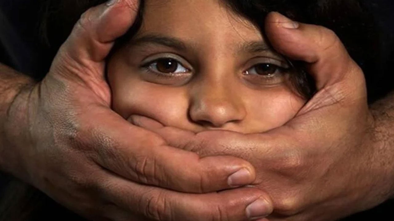 بالفيديو.. طفل يتعرض للتحرش على يد ذئب بشري.. ومطالب بتوقيع أقصى عقوبة ضده