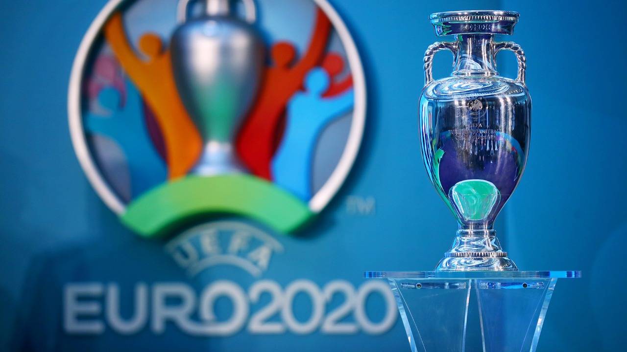 «يويفا» يدرس خطط «يورو 2020».. وتشيفرين يستبعد سيناريو «الفقاعة»