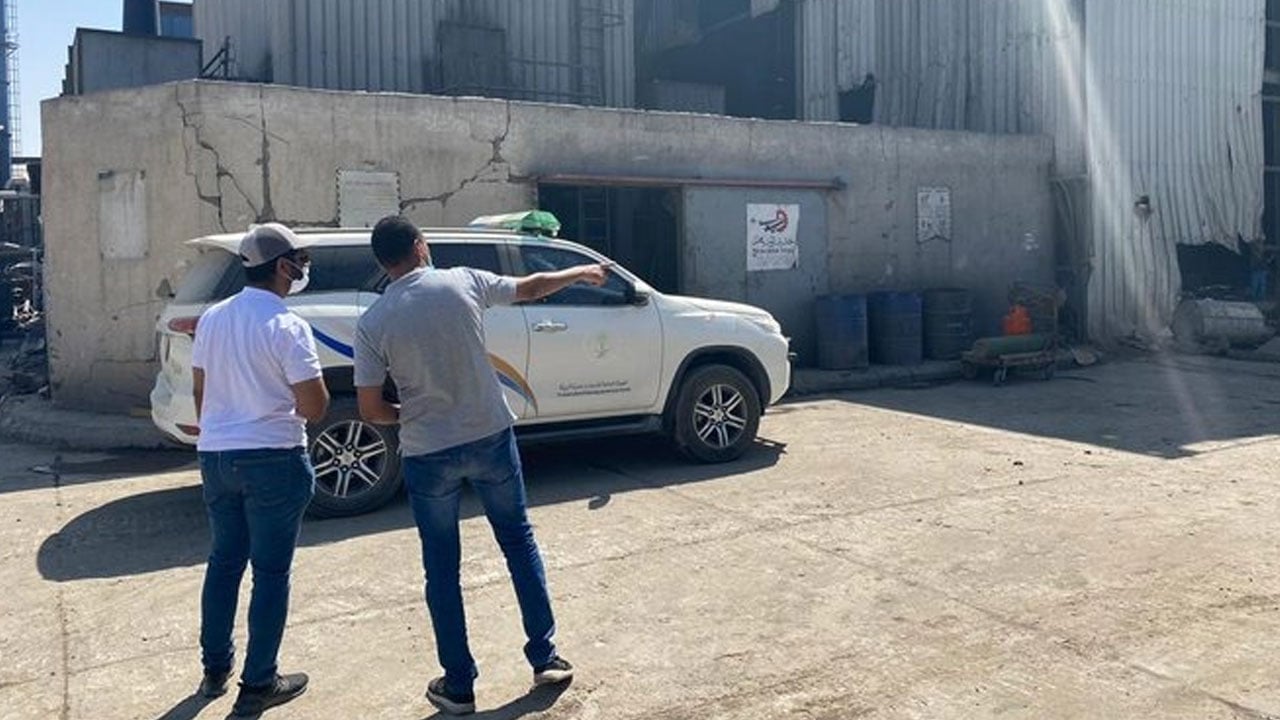 مصنع يسبب الروائح الكريهة والأدخنة بالرياض.. و«حماية البيئة» تتدخل