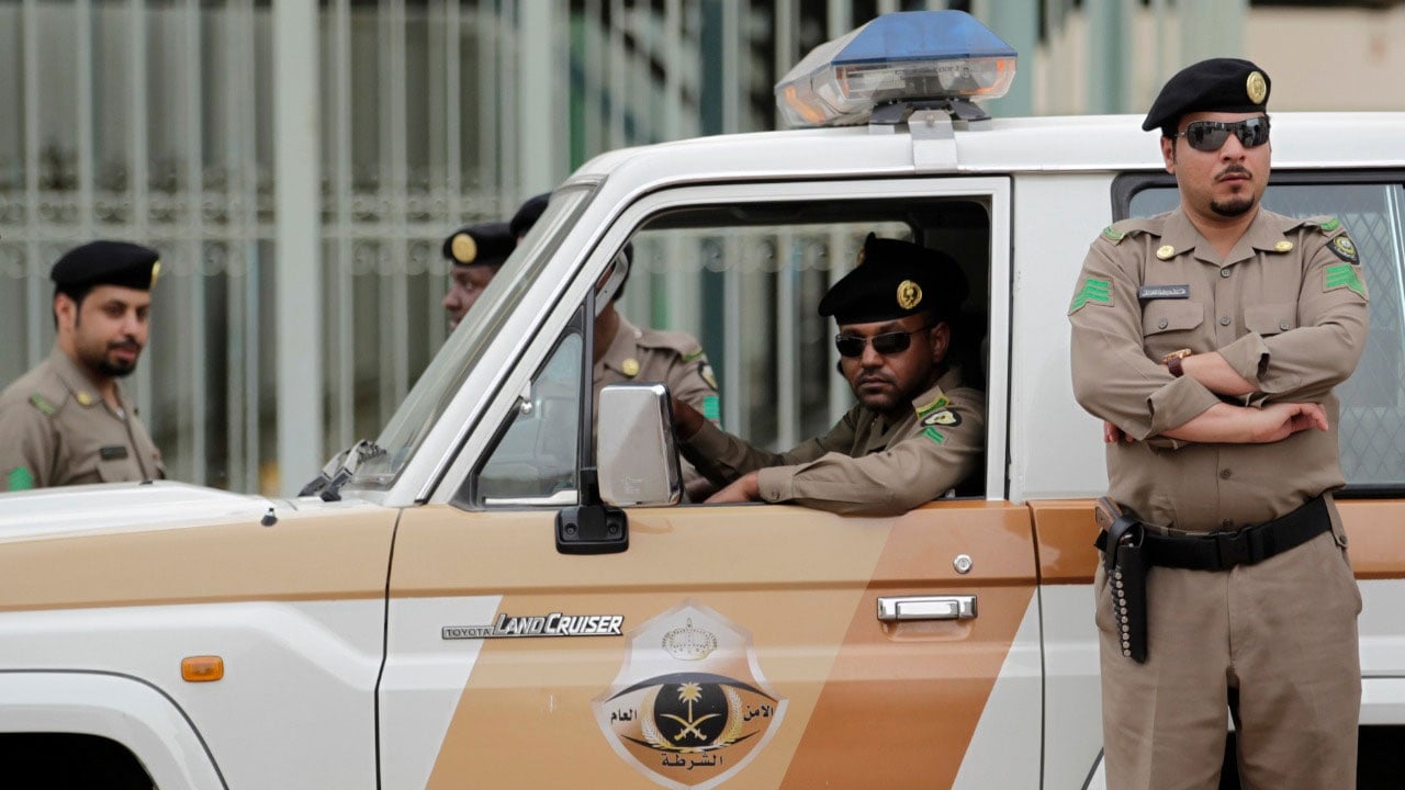 3 مقيمين يمنيين يقتحمون مطعمًا بالرياض وينهبون محتوياته.. والشرطة تضبطهم