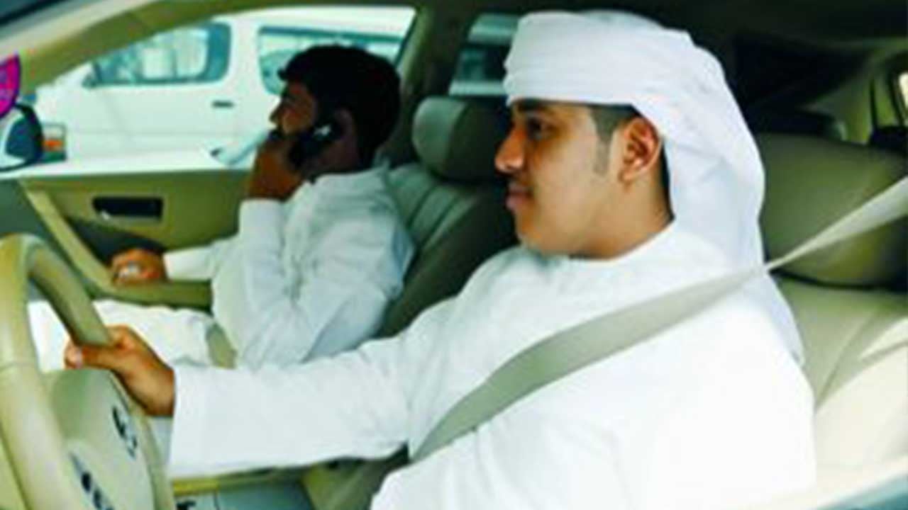 هل كاميرات الرصد الآلي تخالف الركوب بجوار السائق لعدم ربط حزام الأمان؟.. «المرور» يرد