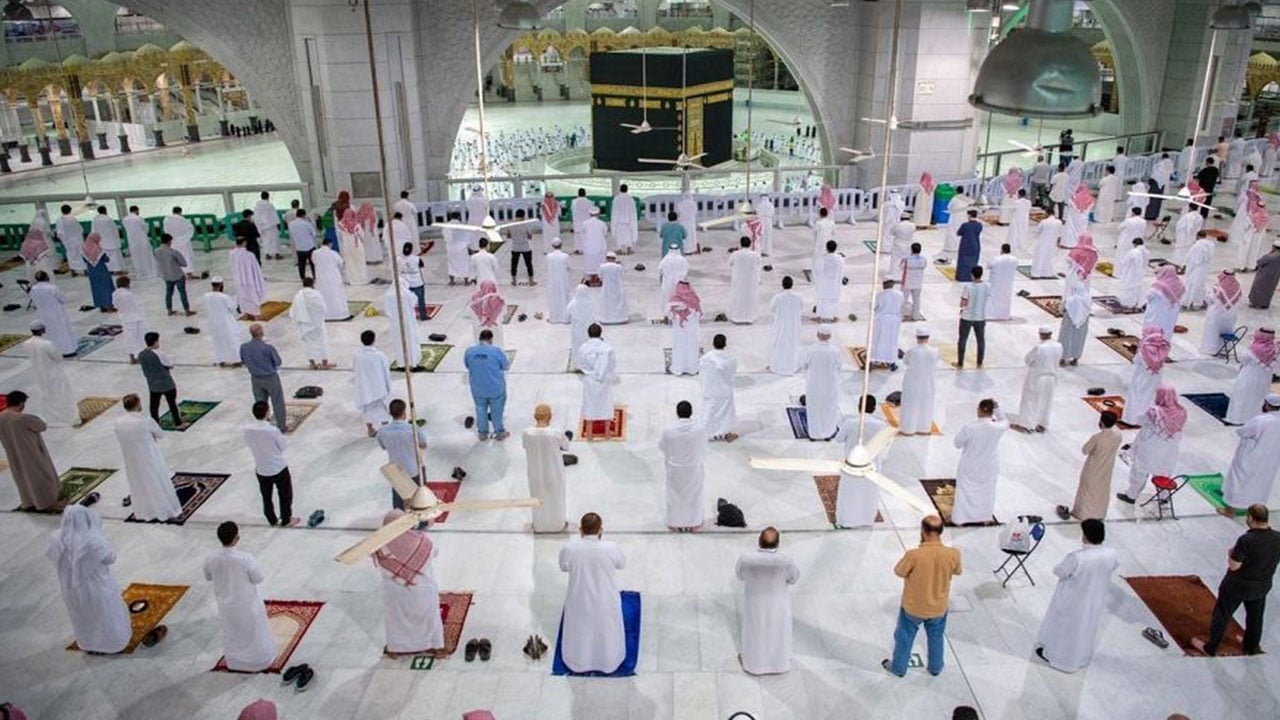 بالصور.. مصلون يؤدون صلاة الفجر بالمسجد الحرام مع بدء المرحلة الثانية من عودة العمرة