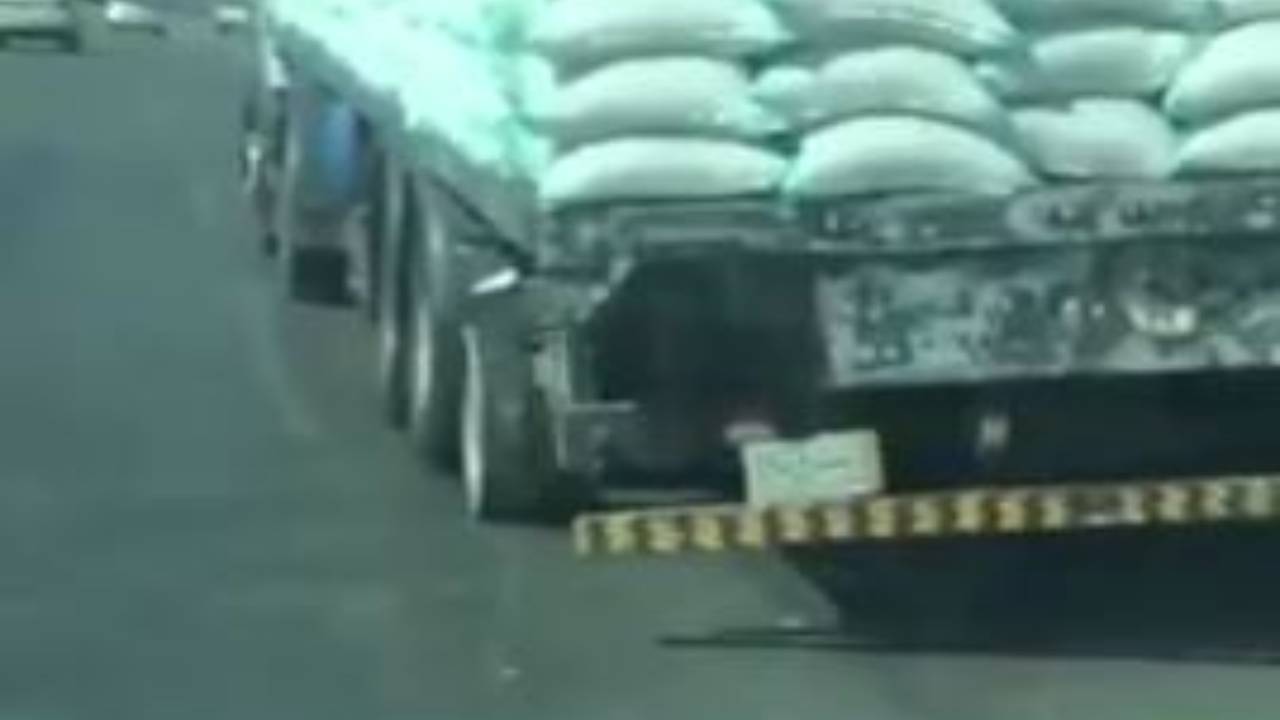 بالفيديو.. شاحنة تعرض حياة الآخرين للخطر.. والمرور يتفاعل