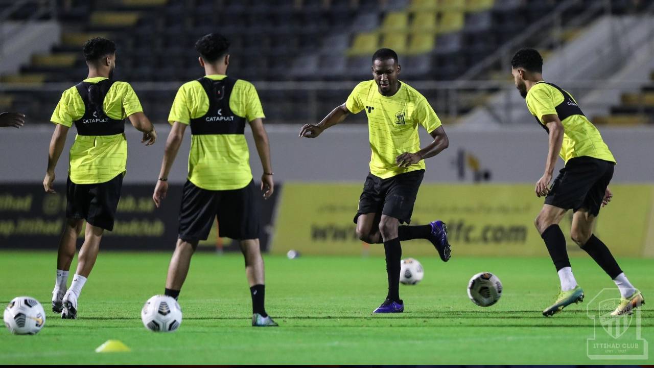 هوساوي يكشف حقيقة الهجوم الحاد على مدرب النصر