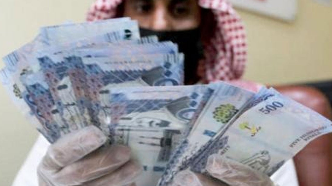 طبيب: العملات الورقية تحمل كورونا لمدة 3 أيام والمعدنية 7