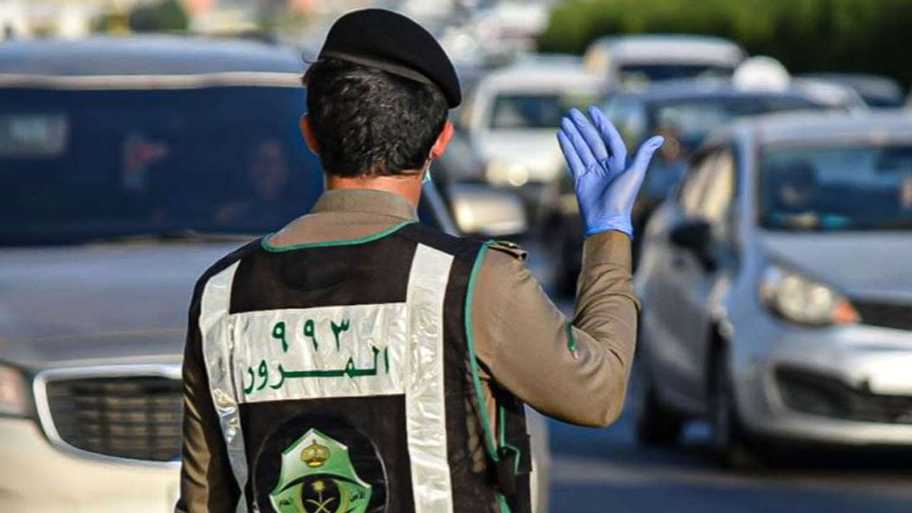 بالفيديو.. «المرور» يلقى القبض على قائد مركبة مخالفة.. ويوجه الشكر إلى مواطن