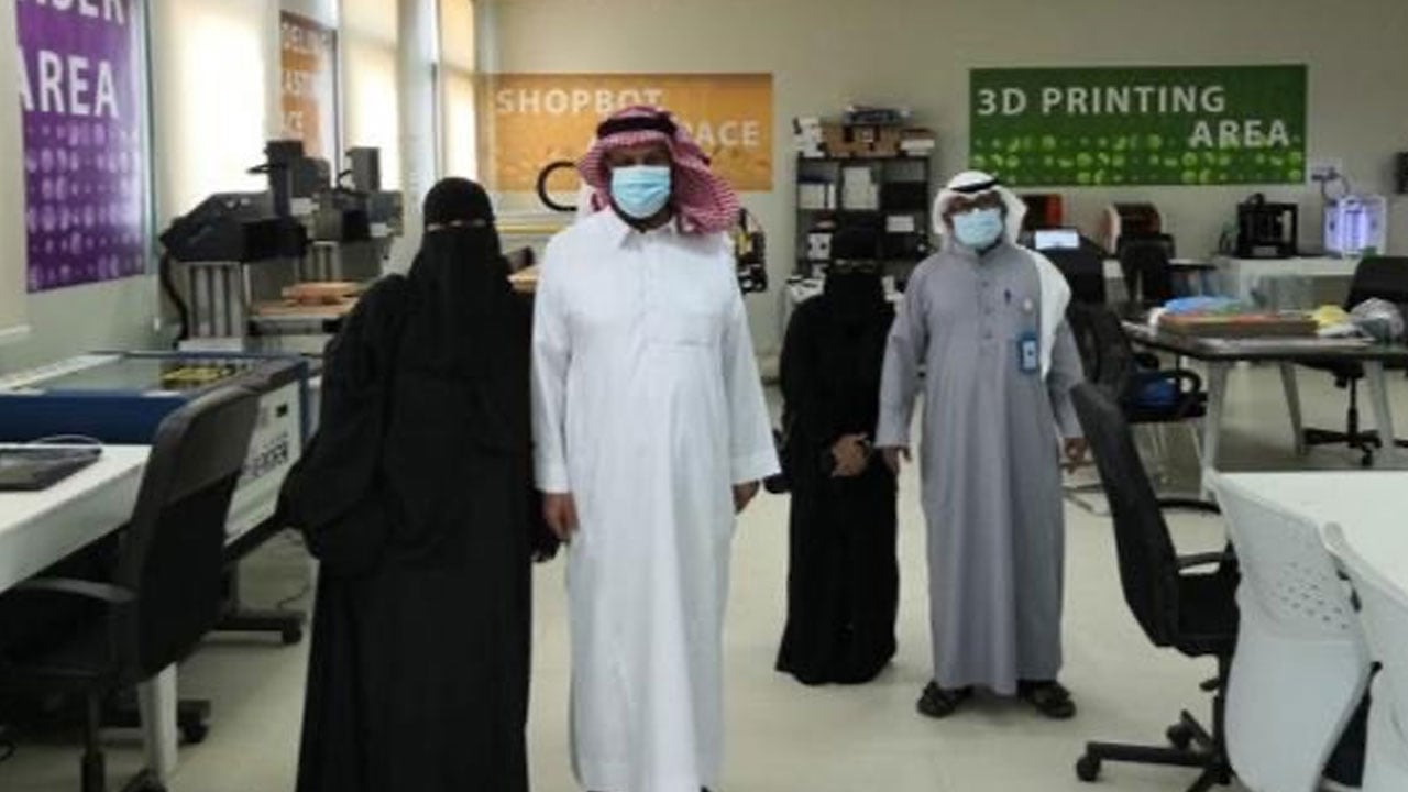 ابتكار سعودي.. طلاب جامعة جازان يواجهون كورونا بآلة «تعقيم نقود»
