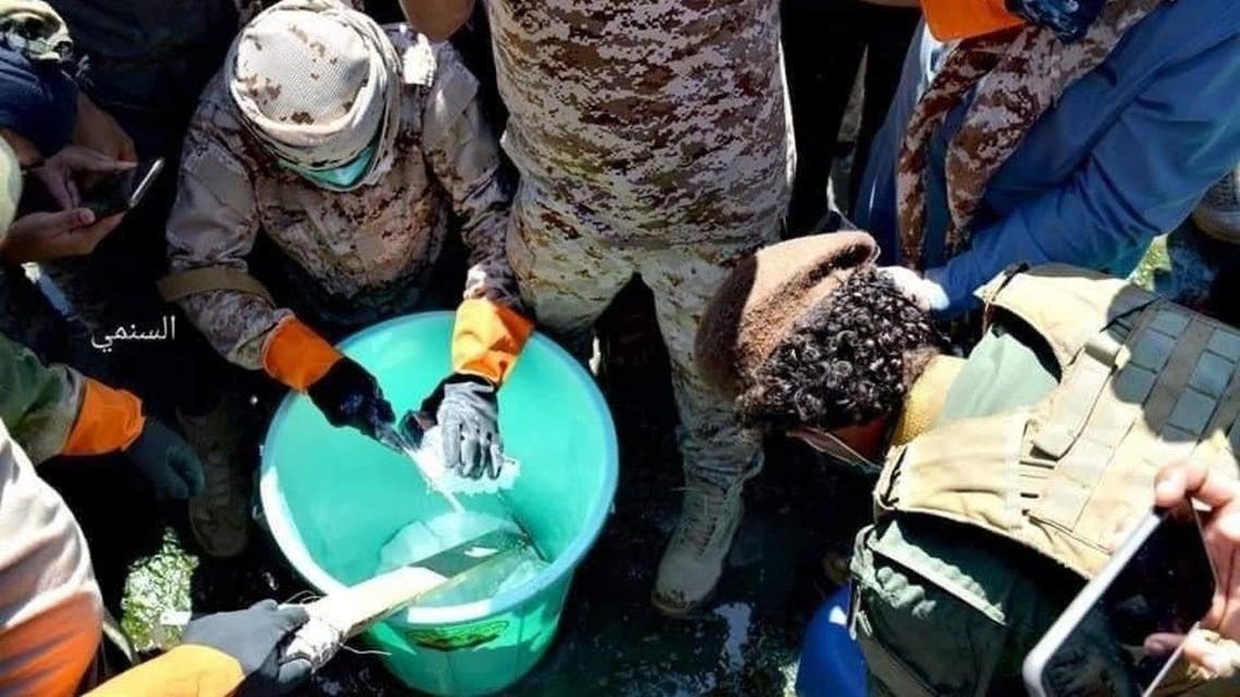 بالصور.. بدء إتلاف شحنة مخدرات كانت في طريقها للحوثيين بإشراف من «حزب الله»