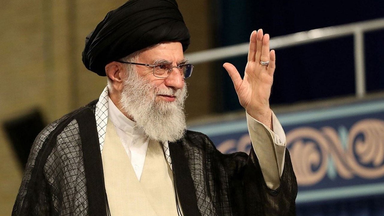 غلق صفحة خامنئي الفرنسية على إنستجرام بعد تحريضه على ماكرون
