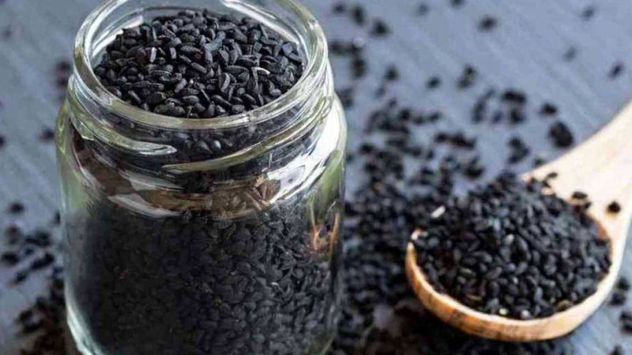 النمر يكشف دور "الحبة السوداء" في علاج الكوليسترول والدهون الضارة.. والكمية المسموح بها
