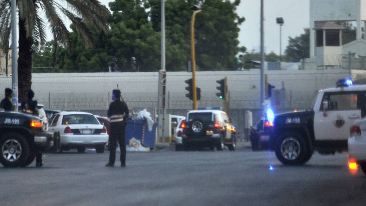 بعد تداول مقطع فيديو عبر منصات التواصل.. ضبط رجل وفتاة الدراجة النارية اللذين أشهرا السلاح على أحد سالكي الطريق