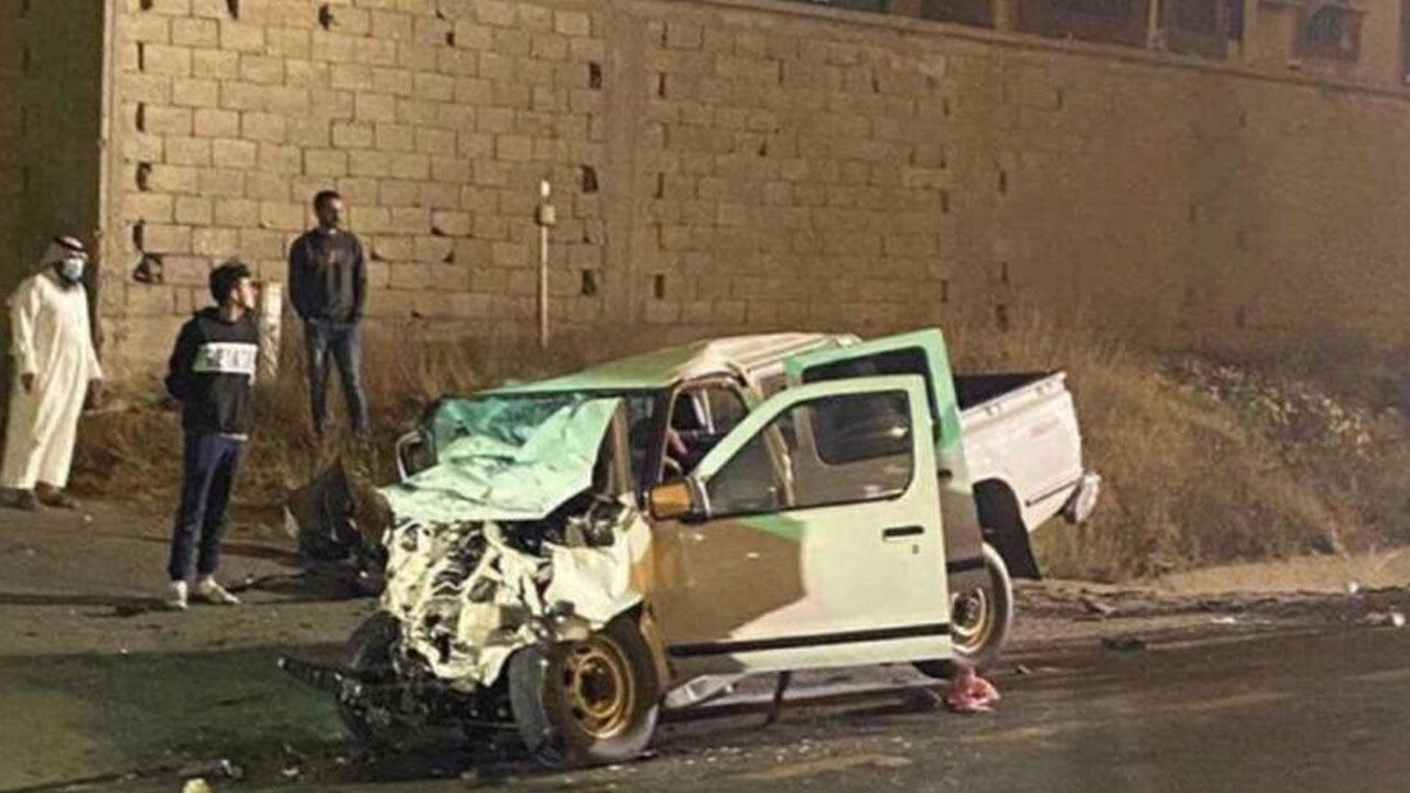 بالصور.. حادث تصادم سيارتين في الباحة يصيب 4 أشخاص