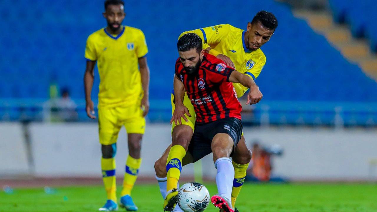 عسيري يزيد متاعب السكري.. مدافع التعاون يلحق بـ«مستشفى» كورونا
