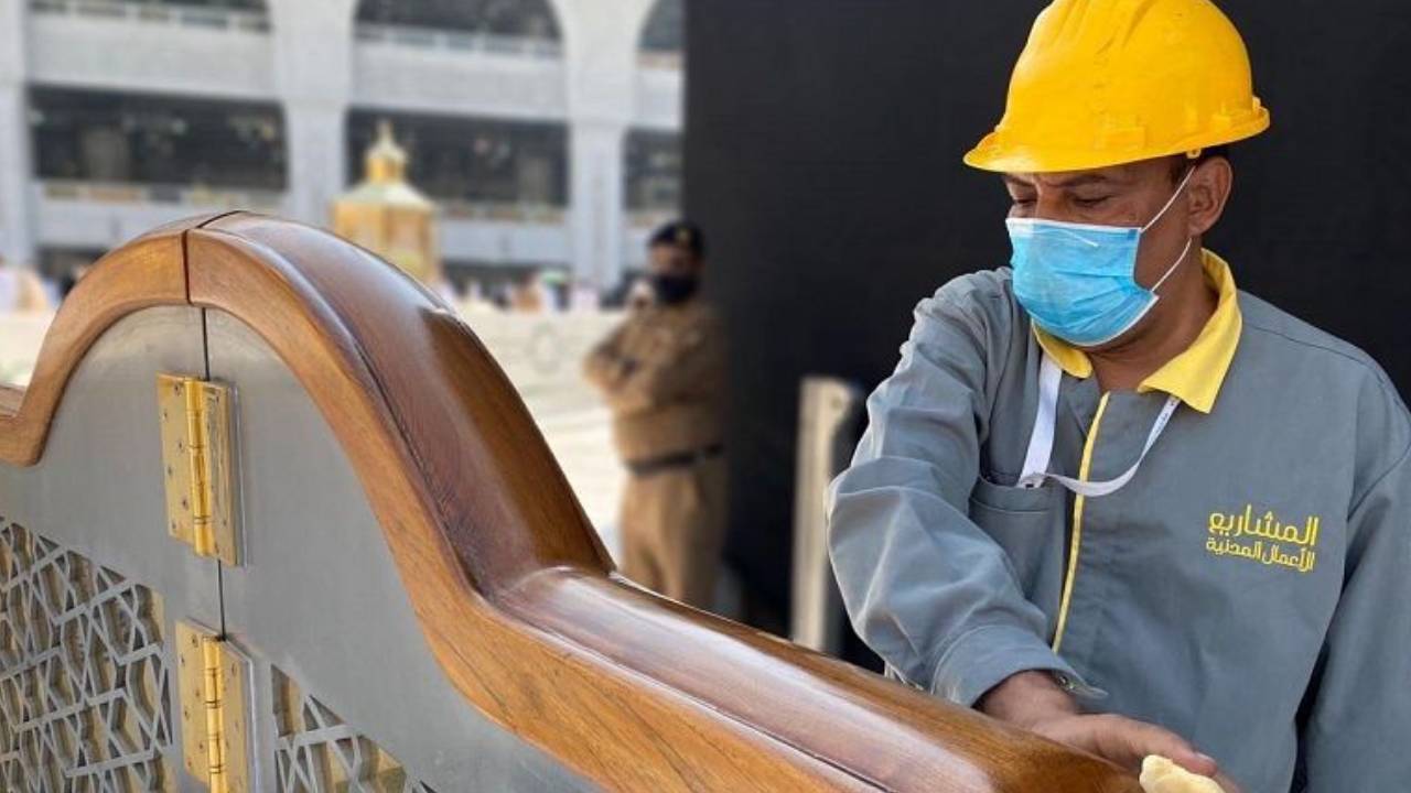 بالصور.. تفاصيل صيانة «حجر إسماعيل».. وفريق متخصص ينجز الأعمال