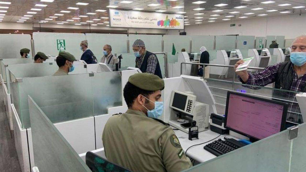 إنهاء إجراءات طلائع المعتمرين عبر جوازات مطار الملك عبدالعزيز