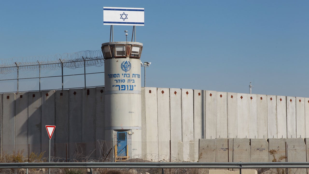 إغلاق معتقل إسرائيلي لارتفاع إصابات كورونا بين الأسرى إلى 73 فلسطينيًا