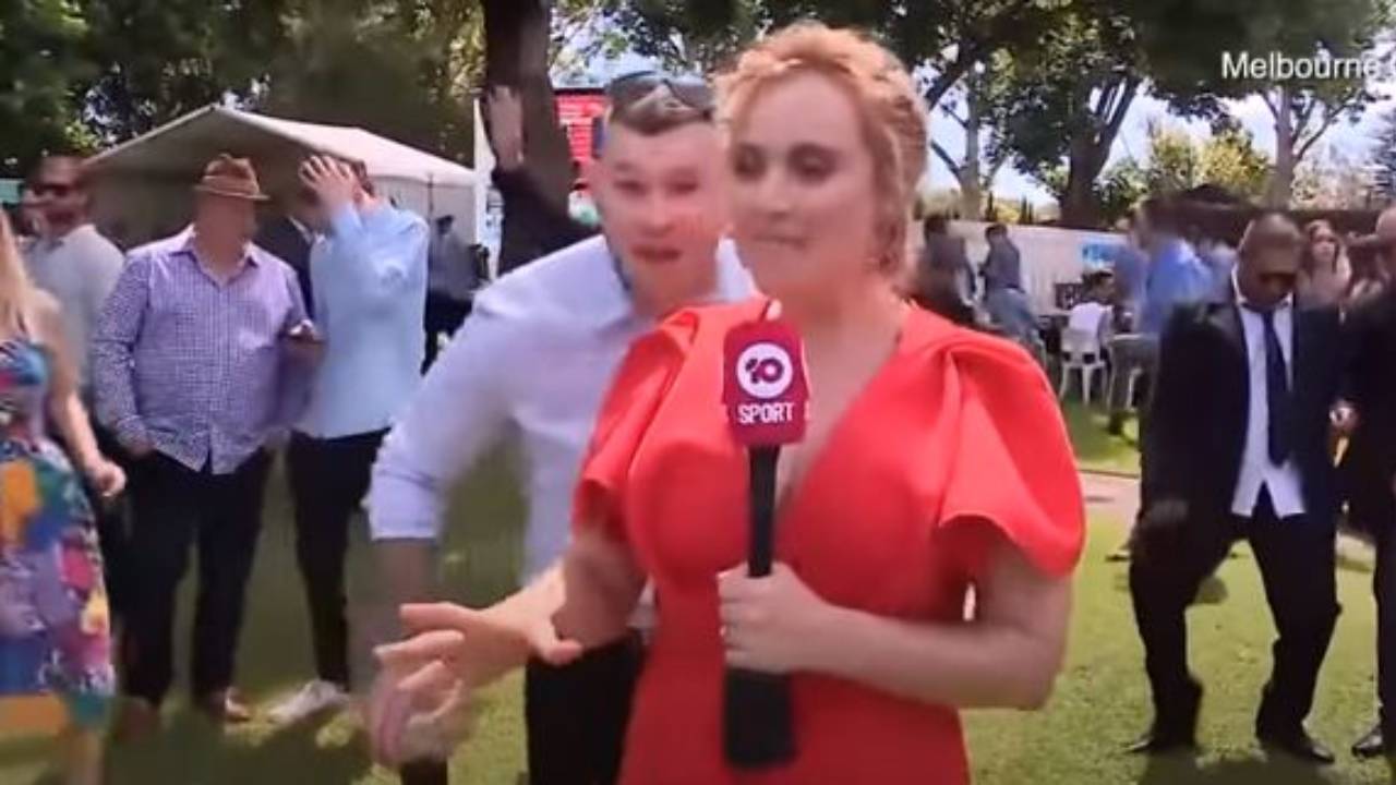 تحرش سافر بمذيعة أسترالية على الهواء مباشرة