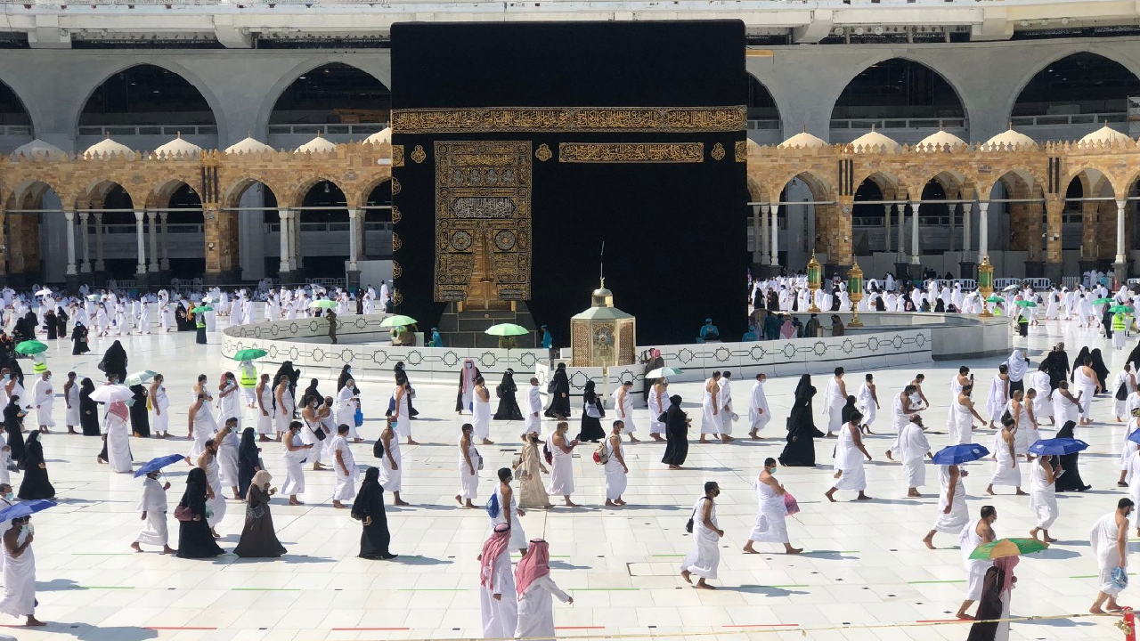 «معتمرو الخارج» يؤدون الجمعة الأولى في المسجد الحرام