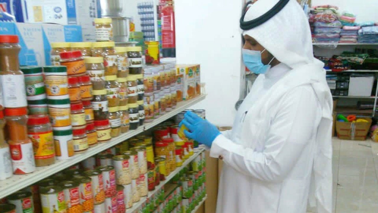 جولات رقابية بمطاعم وأسواق الطوال للتأكد من تنفيذ التدابير الوقائية