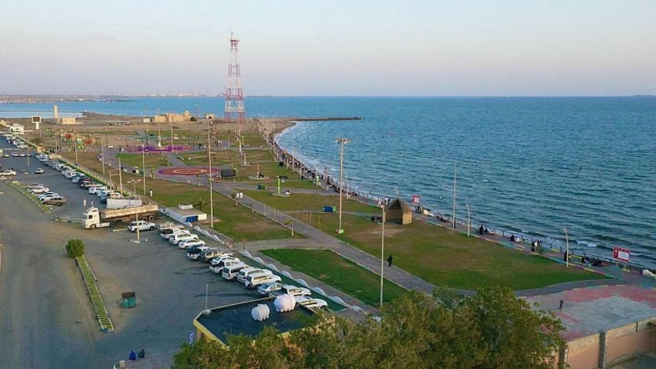 بالصور.. شاطئ الشقيق يجذب آلاف العائلات والزوّار بأجوائه المعتدلة