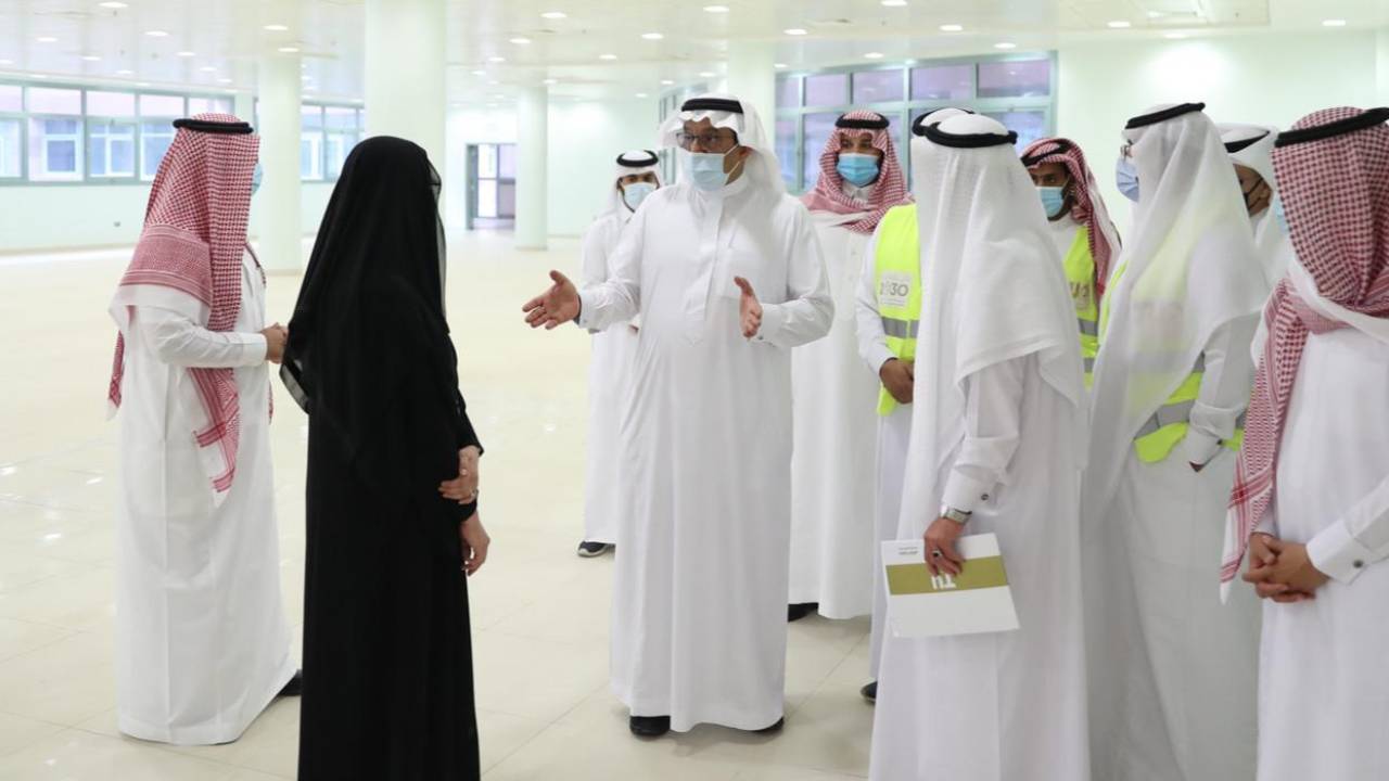 وزير التعليم يتفقد مشروعات جامعة الطائف في سيسد.. ويزور المقر الرئيس في الحوية ومباني الطالبات