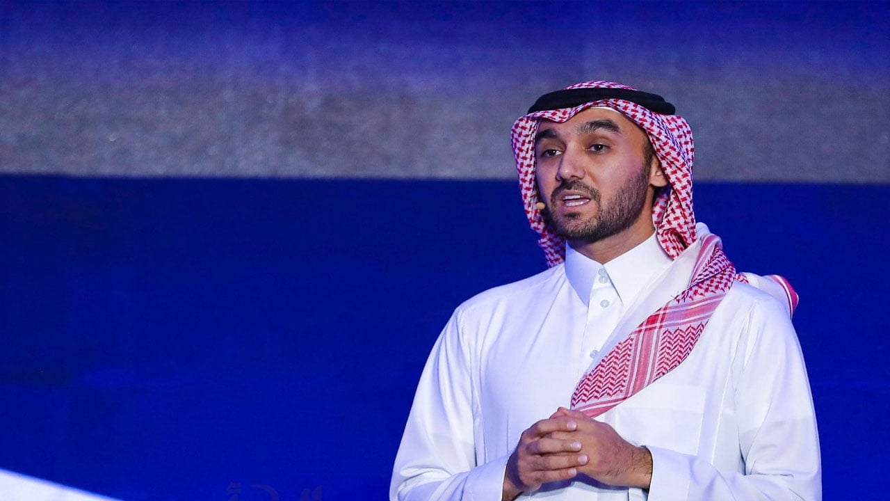 الفيصل يكشف حقيقة قيام وزارة الرياضة بدفع عقود الأجانب وتحمل ديون الأندية