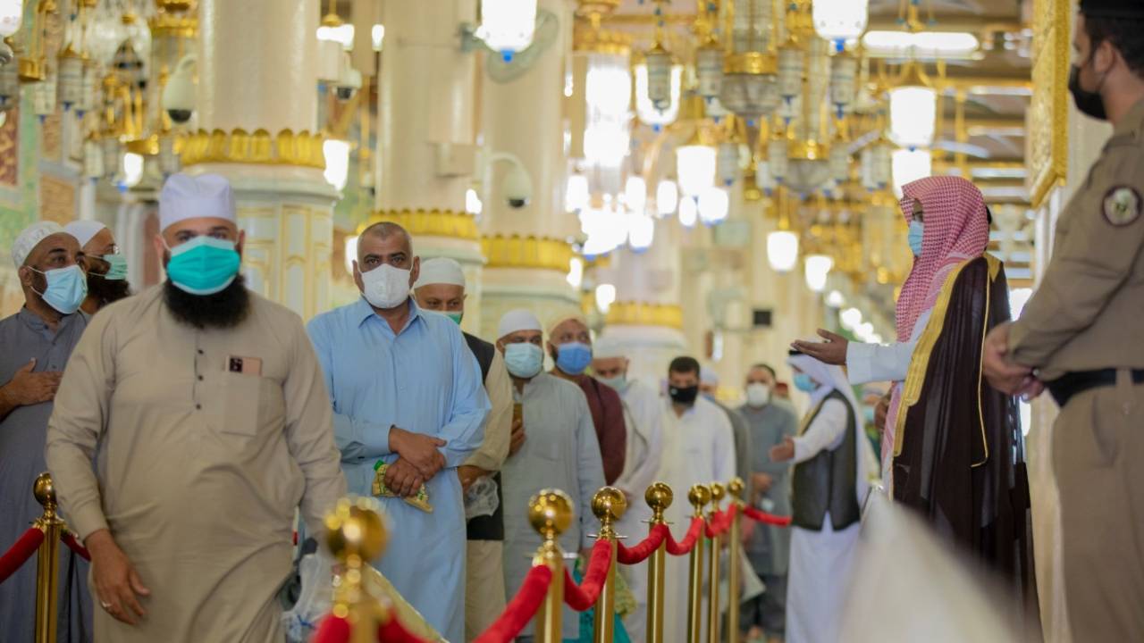 بالصور.. أول فوج من معتمري الخارج يزور مسجد الرسول