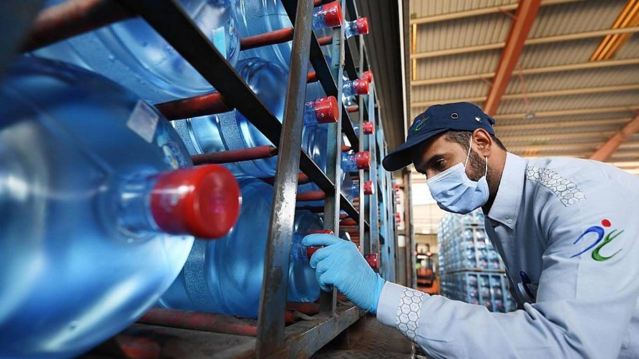 ضبط 16 طنًا من المياه المعبأة المخالفة خلال أكتوبر بمناطق المملكة
