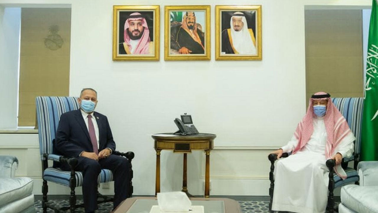 «الخريجي» وسفير ماليزيا لدى المملكة يستعرضان العلاقات الثنائية بين البلدين