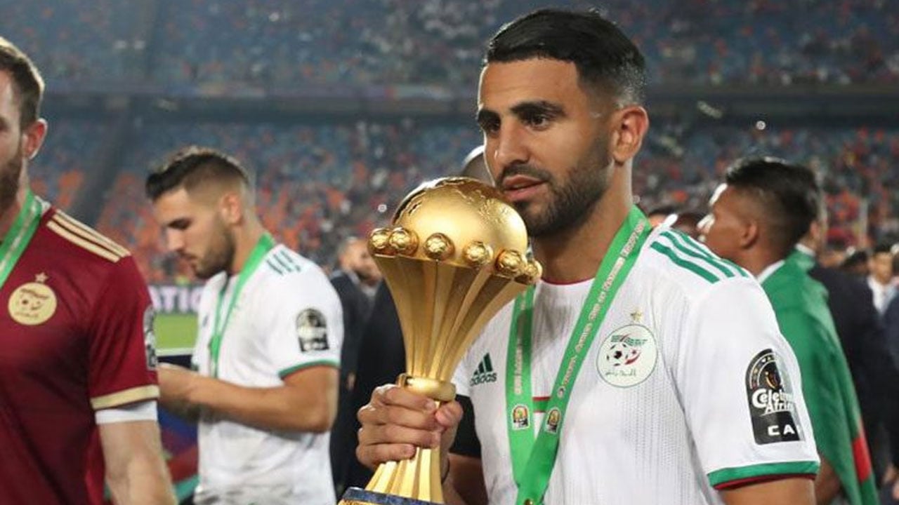 مدرب الجزائر يعلق على مستقبل رياض محرز مع مانشستر سيتي