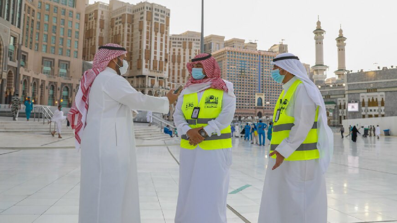 بالصور.. طلاب معهد الحرم المكي يتطوعون لمدة 400 ساعة يوميًا
