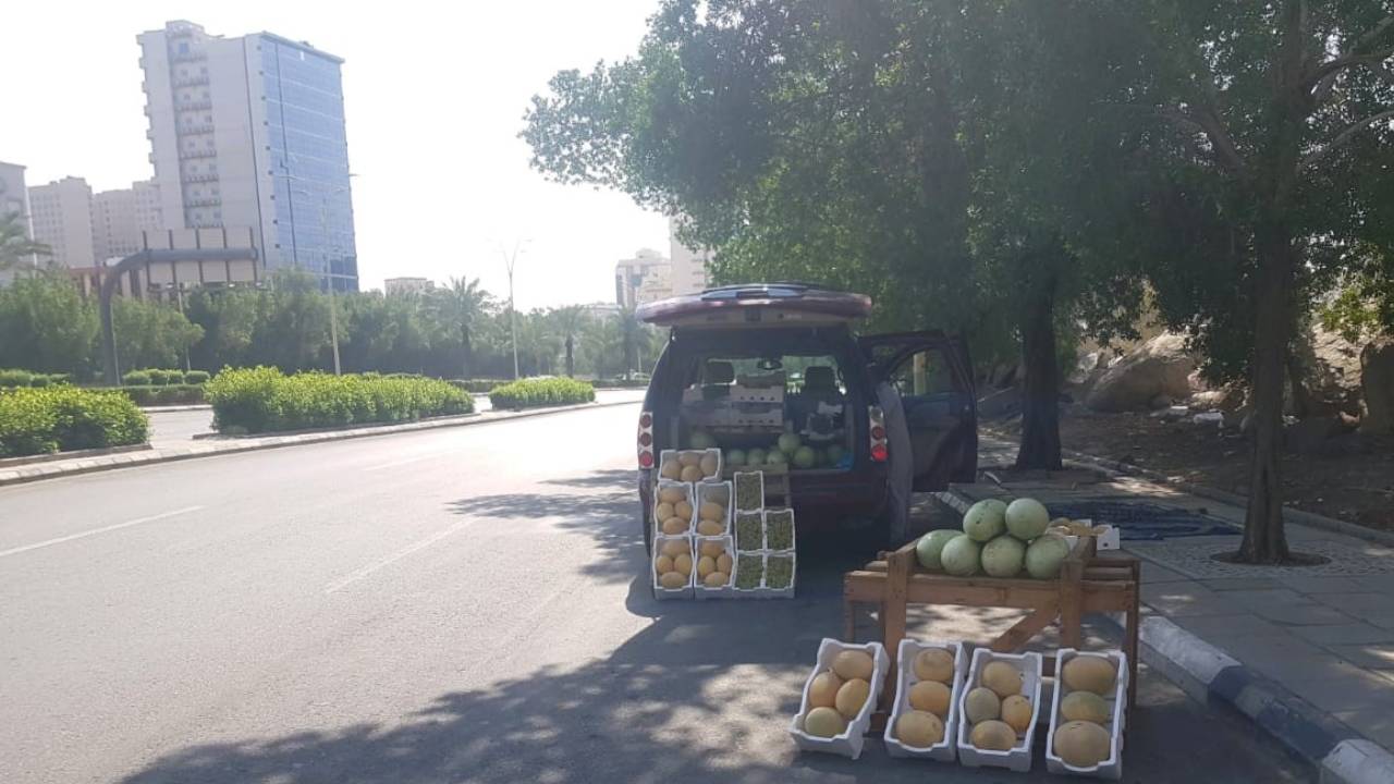 بلدية العزيزية تكافح الباعة الجائلين وتسلم السلع للجمعيات الخيرية