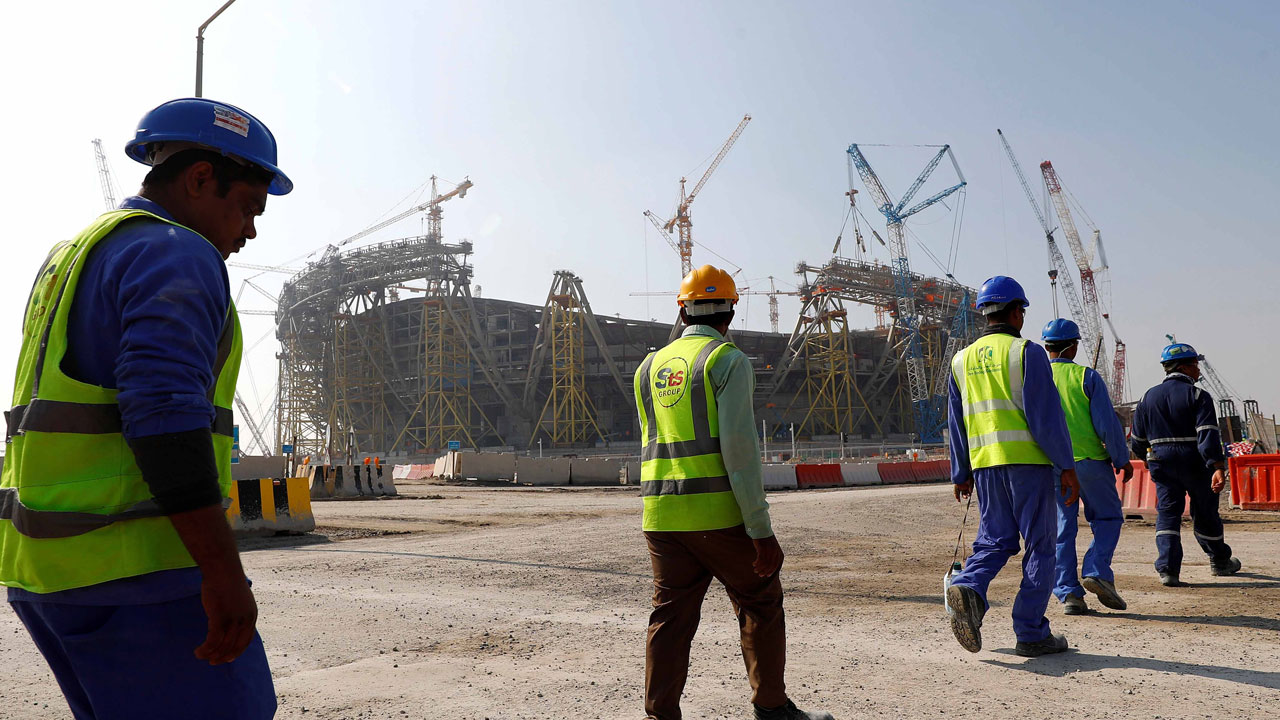 «العفو الدولية» تدين استمرار انتهاكات «قطر القاسية» تجاه العمال الأجانب في «مونديال 2020»
