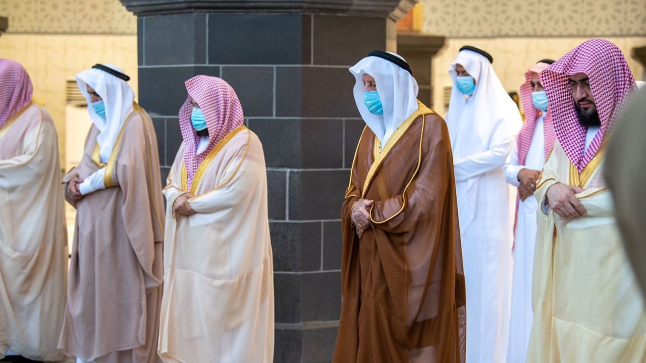 صلاة الاستسقاء.. نيابة عن الملك أمير مكة يتقدَّم المصلين بالمسجد الحرام