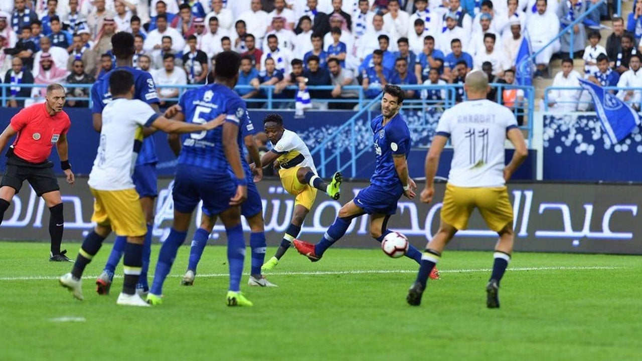 الهلال يهاجم النصر بأربعة لاعبين.. ومفاجأة مدوية في تشكيل فيتوريا