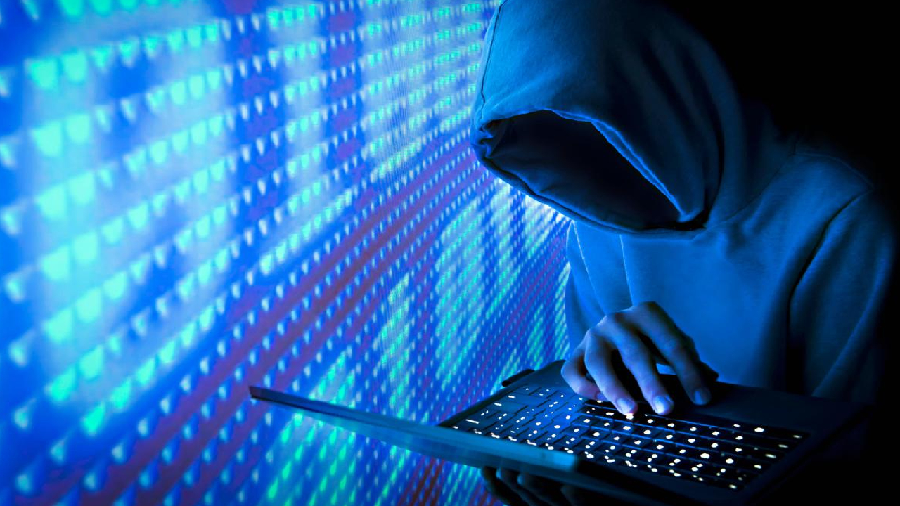 العقوبة تصل إلى الحبس وغرامة نصف مليون ريال.. 7 أنواع من الجرائم الإلكترونية تجنب الوقوع فيها
