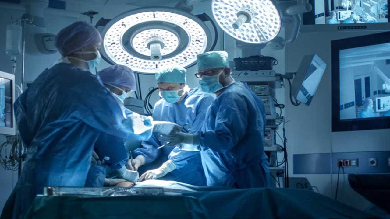 فريق طبي ينقذ امرأة ثمانينية من «ورم دماغي» بجراحة نادرة في مكة