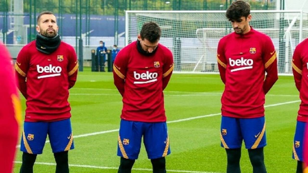 شاهد.. ميسي يبكي أثناء تدريبات برشلونة بعد رحيل مارادونا