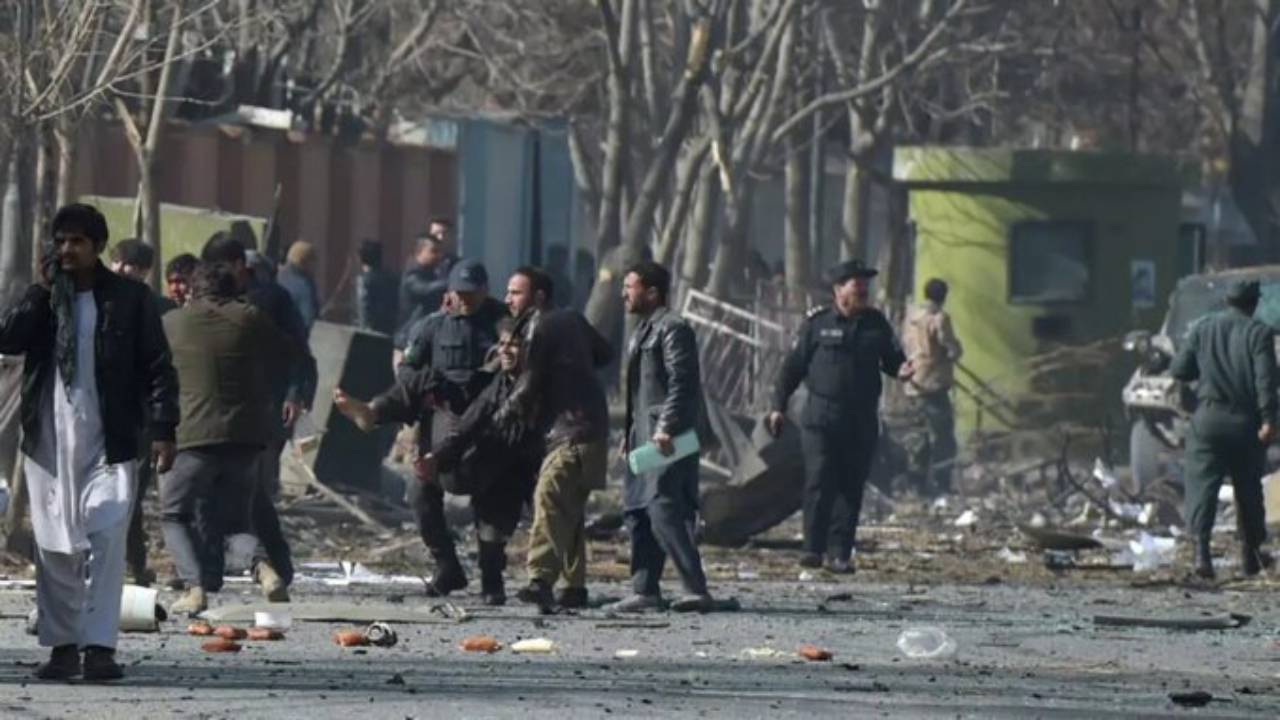 مقتل 26 شرطيًا أفغانيًا في هجوم انتحاري بسيارة مفخخة