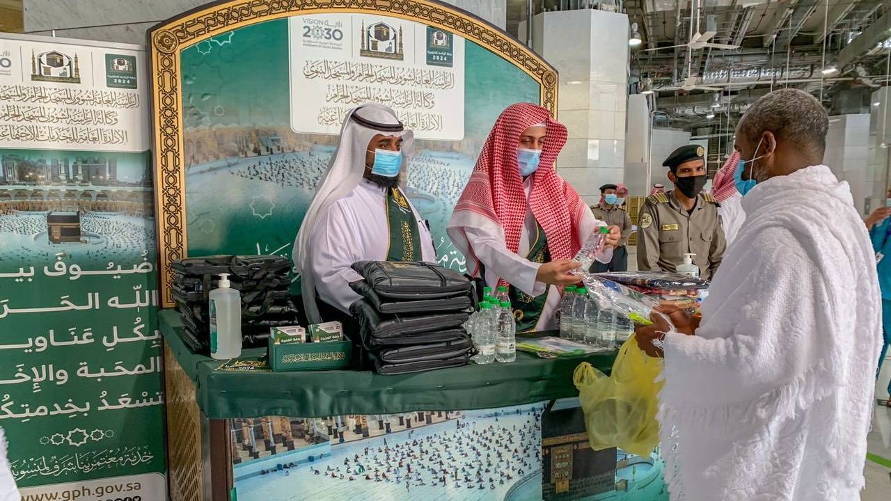 بالصور.. توزِّع هدايا على قاصدي بيت الله الحرام من «شؤون الحرمين»